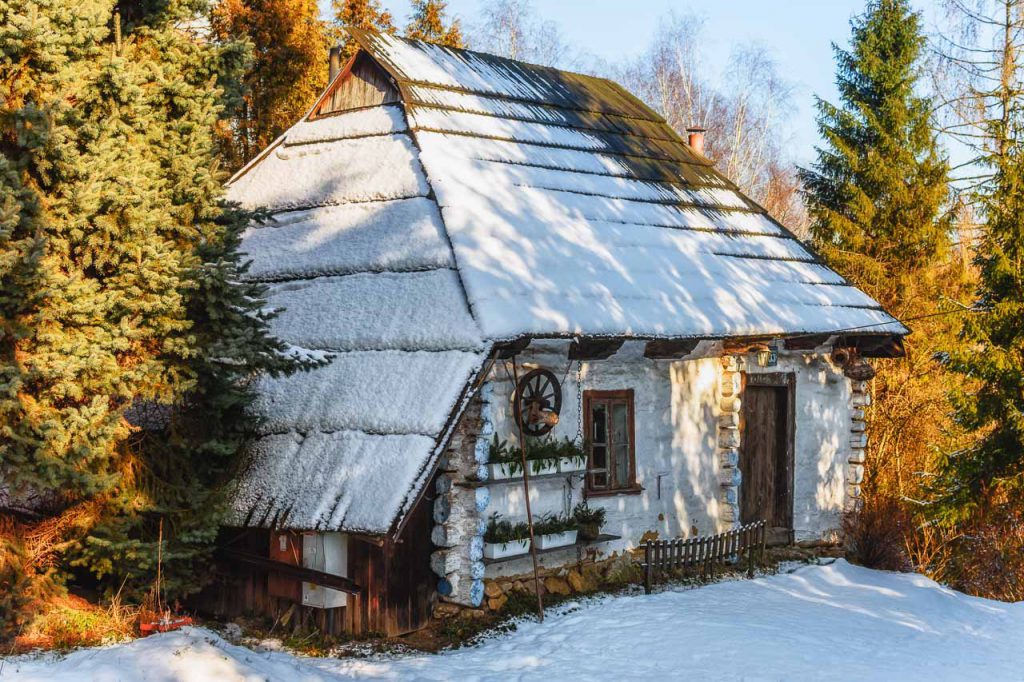 stara chata nielepice zabierzow malopolska zima jura